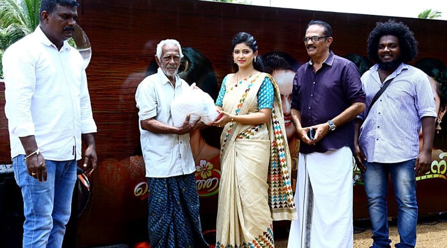 പ്രളയബാധിതര്ക്ക് ഓണ സമ്മാനങ്ങളുമായി സീരിയല് താരങ്ങളെത്തി 1 അല്ലിയാമ്പല് സീരിയല് താരം പല്ലവി ഗൗഡ